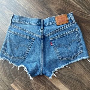 Levi’s 501s. Darker blue wash. Size 26!